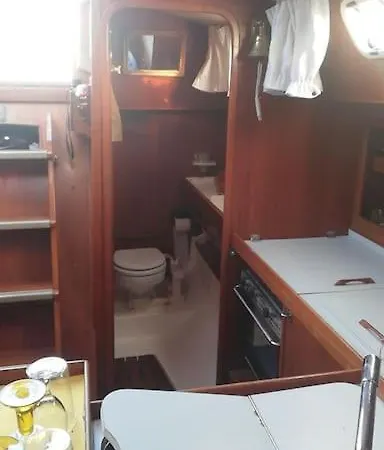 Boat-apartamento Flotante Cádiz.. La Juanita Arroyo Hotel en barco *